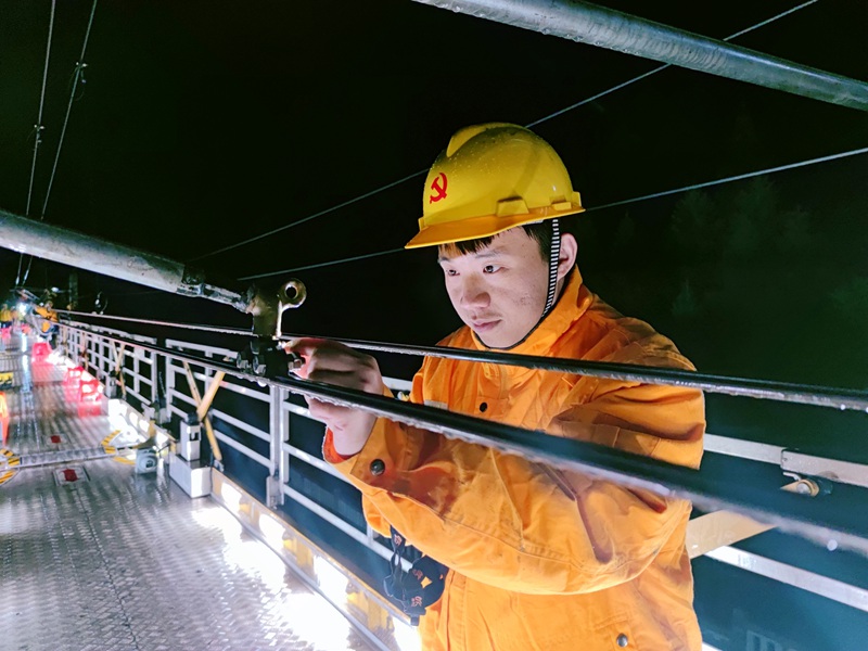 接觸網工正在對焦柳線廣西段接觸網設備進行檢查維修。莫佳豪攝