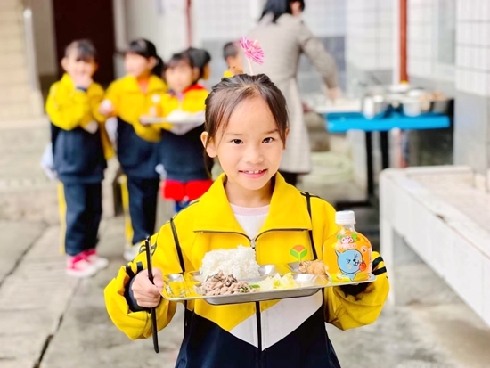 學生吃上愛心午餐。陳亮攝