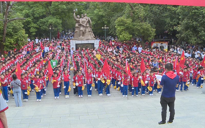 陽朔縣組織黨員干部和學校師生先后到陽朔公園烈士墓前開展祭掃革命烈士墓活動。陳曦文攝