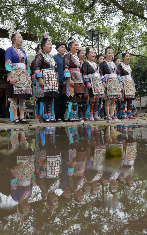 人們在三江侗族自治縣富祿苗族鄉葛亮屯歡唱侗族大歌。龔普康攝