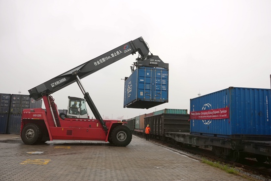 欽州港東站港口作業區正在進行集裝箱裝車作業。方智攝