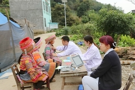家庭醫生到少數民族村寨為群眾檢查身體。西林縣衛生健康局供圖