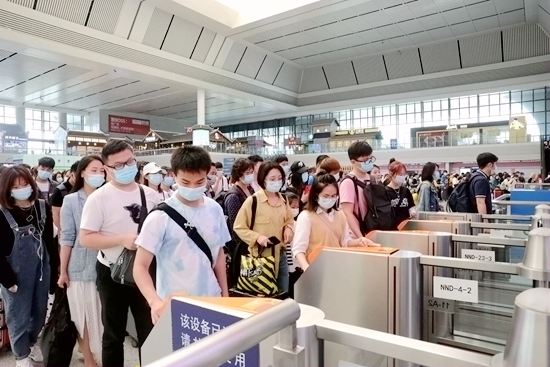 南寧東站候車室旅客有序進站。於莉攝