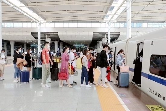 南寧東站站台旅客有序乘降。於莉攝
