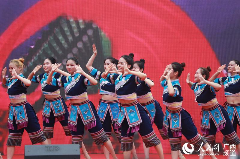 壯族歌舞表演。人民網 吳明江攝