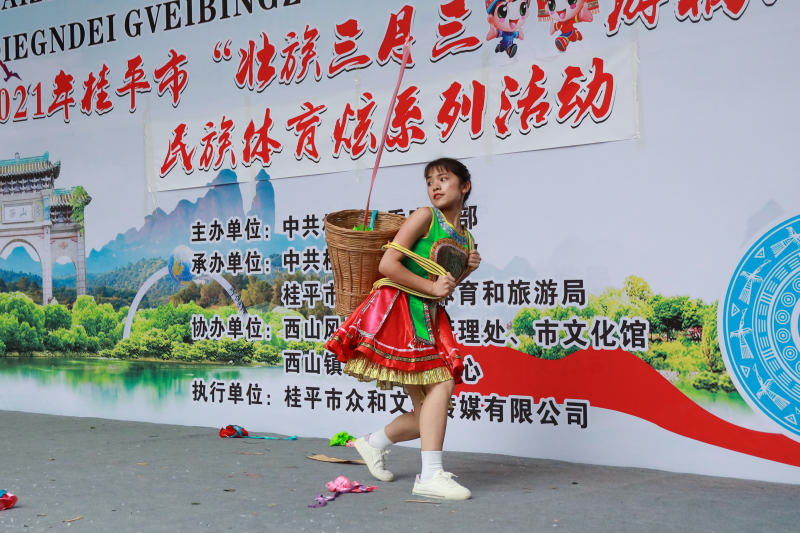 青年們體驗壯族傳統體育項目——壯族拋繡球。人民網 吳明江攝
