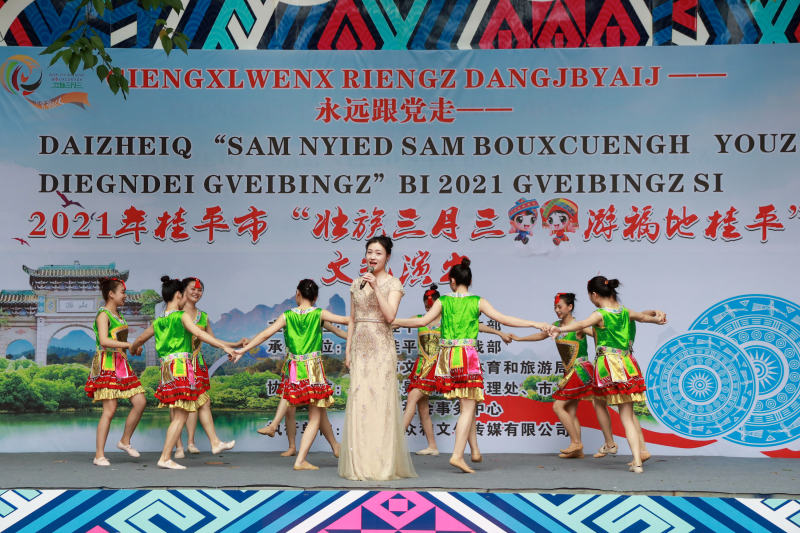 歌伴舞表演《三月三 九月九》。人民網 吳明江攝