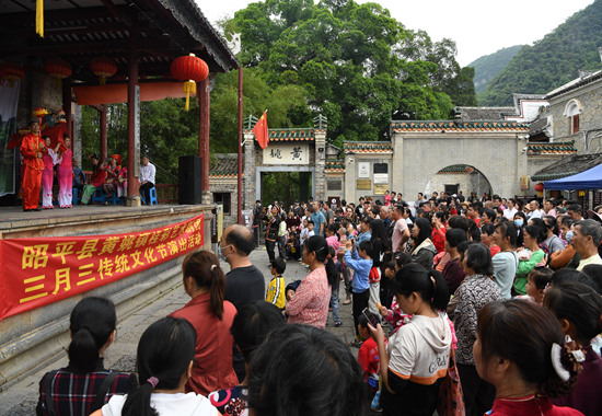游客在黃姚古戲台觀看桂劇演出。左德強攝