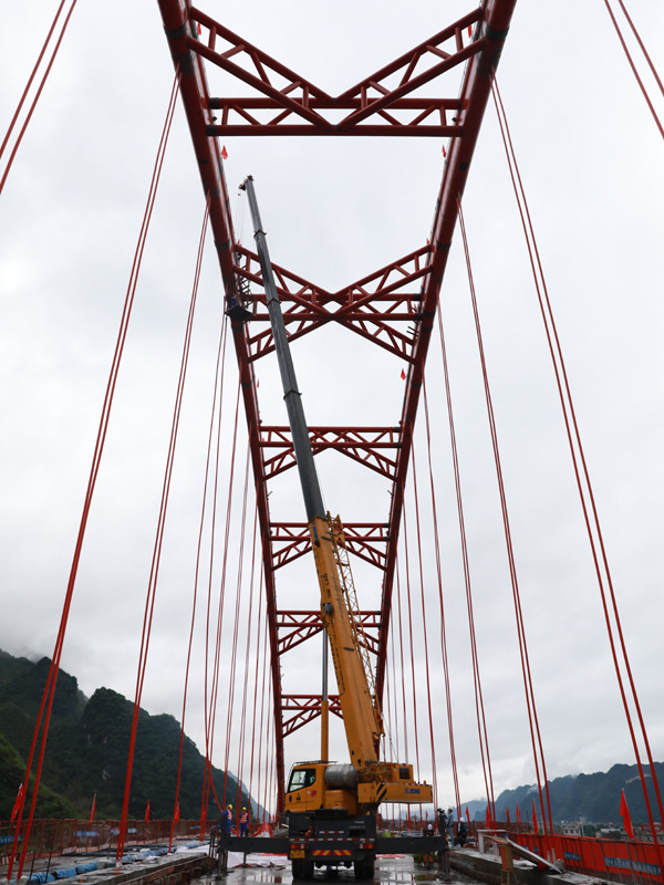 澄江雙線特大橋鋼管拱吊裝現場。莫小斌攝
