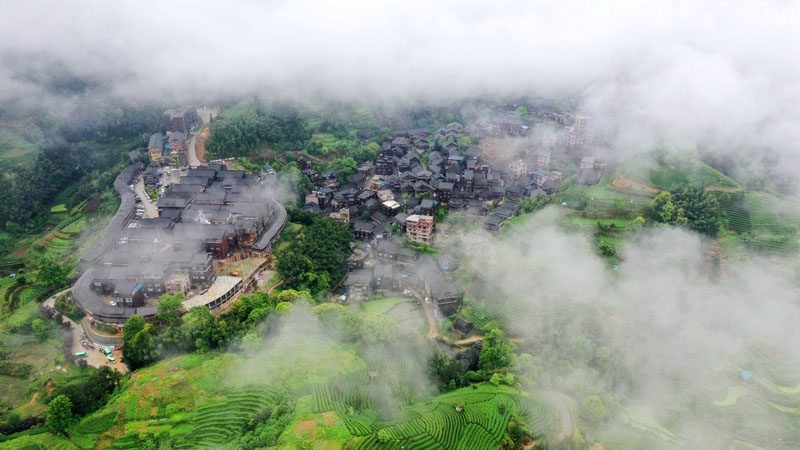 雲霧繚繞的三江侗族自治縣八江鎮布央村。龔普康攝