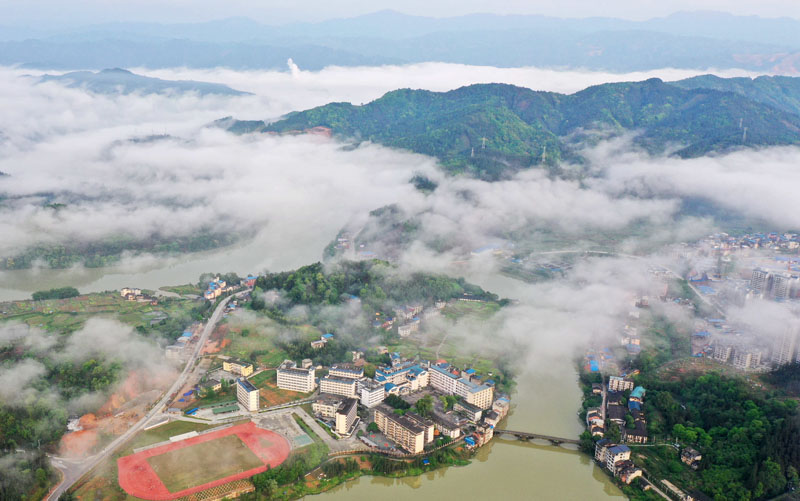 雲霧繚繞的三江侗族自治縣縣城。龔普康攝
