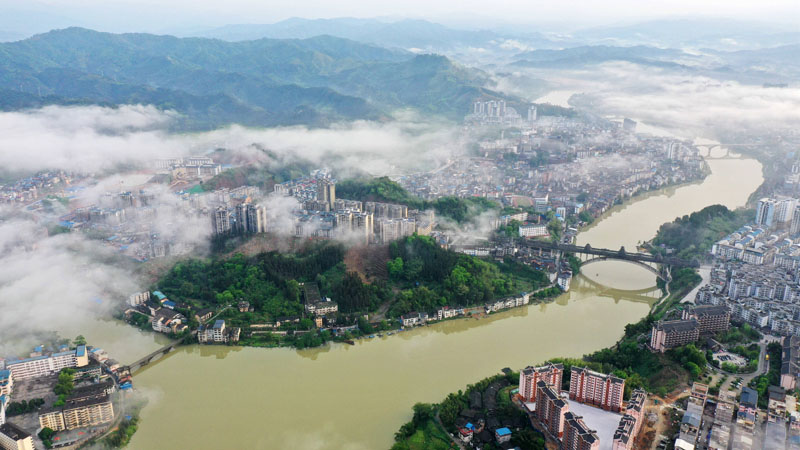 雲霧繚繞的三江侗族自治縣縣城。龔普康攝