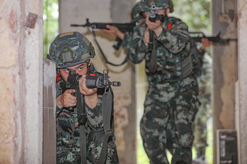 官兵進行居民地搜索訓練。