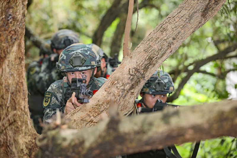 官兵協同掩護搜索前進。