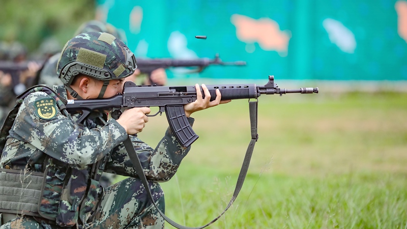 官兵進行跪姿射擊訓練。