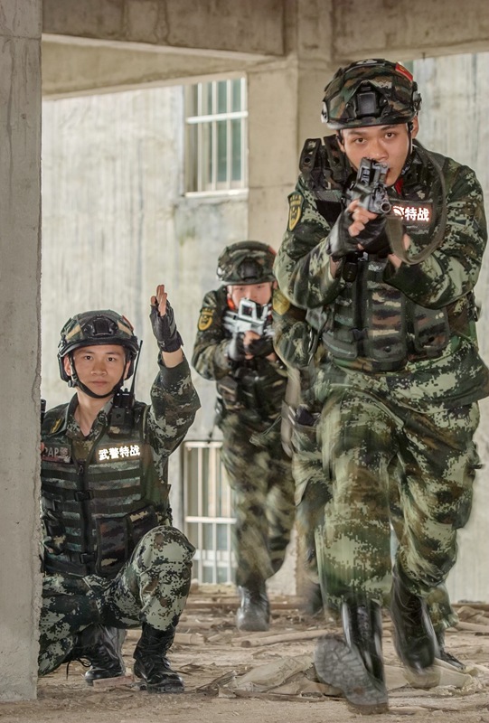 一名武警官兵示意隊友發起突擊。