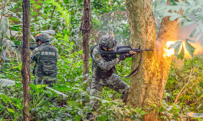 武警官兵對“暴恐分子”實施火力壓制。