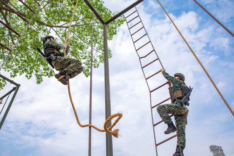 兩名武警官兵正在進行攀登訓練。武警廣西總隊機動支隊供圖