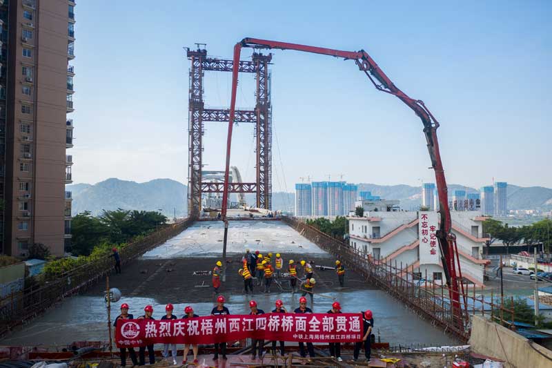 西江四橋橋面全部貫通。