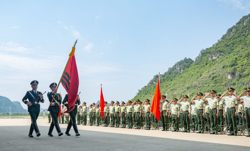 授銜儀式現場，全體官兵向軍旗庄嚴敬禮。武警廣西總隊供圖
