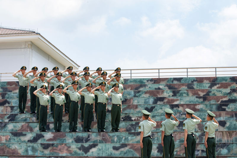 授銜儀式后，新兵們向班長敬禮。武警廣西總隊供圖