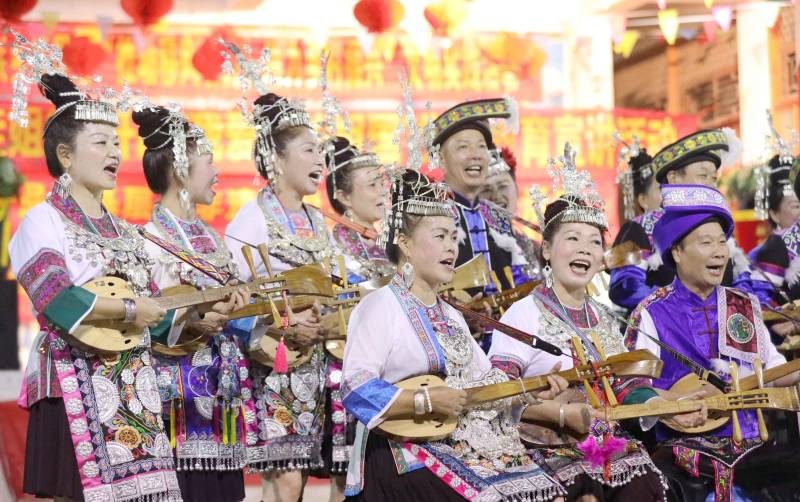 在三江侗族自治縣富祿苗族鄉匡裡村，人們在彈唱侗族琵琶歌。龔普康攝
