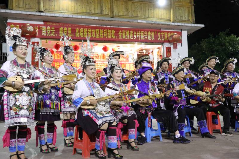 在三江侗族自治縣富祿苗族鄉匡裡村，人們在彈唱侗族琵琶歌。龔普康攝