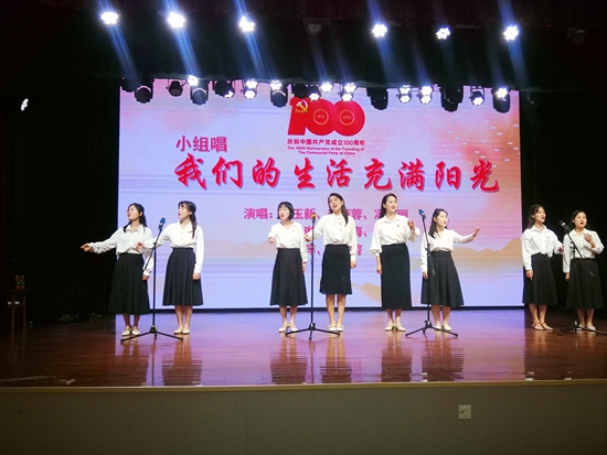 青年表演小組唱《我們的生活充滿陽光》。陸威攝