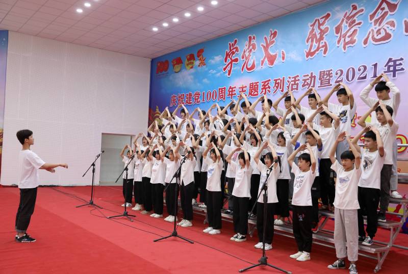 學生們在參加紅歌合唱比賽。龔普康攝