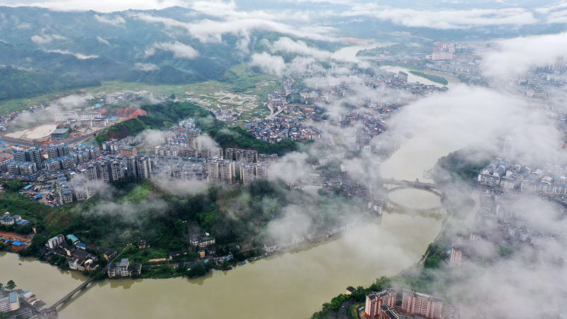 無人機航拍的三江侗族自治縣縣城風光。龔普康攝
