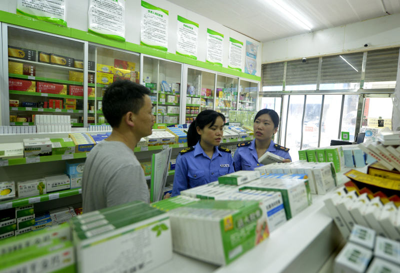 圖為執法人員抽檢藥品。滾億忠攝