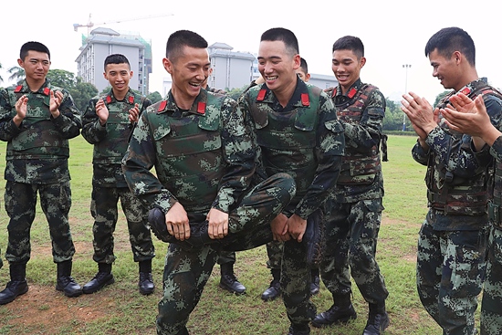 官兵在課間休息時間組織“斗雞”爭霸賽。