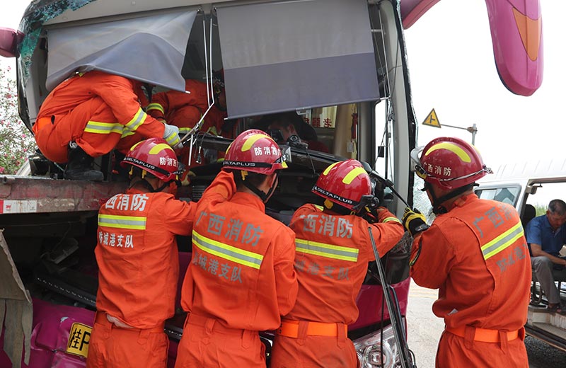 破拆营救被困司机。防城港市消防救援支队供图