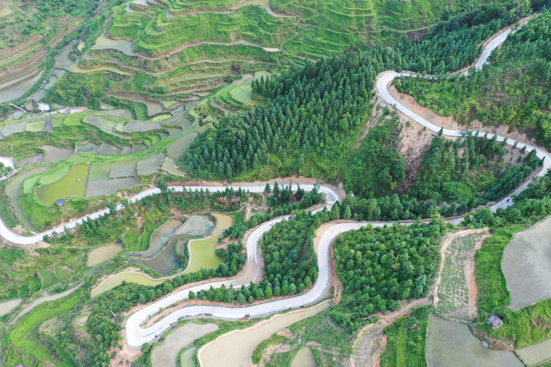 圖為部分已經完成拓寬施工的通村道路。滾億忠攝