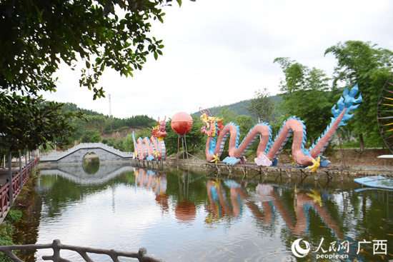 走在宾阳县武陵镇留寺村委龙德村,山水相拥,一条小河蜿蜒穿过村落