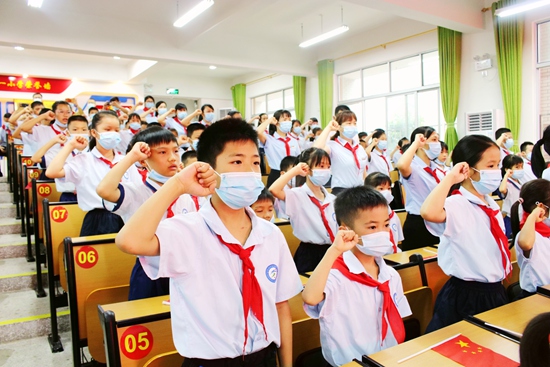 ���ȶ�Ա�ڶ����½�����ׯ�ϵ����ġ���ٻٻ��