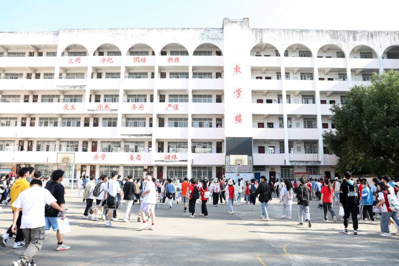 在三江侗族自治縣三江中學考點，考生們走進考場。龔普康攝