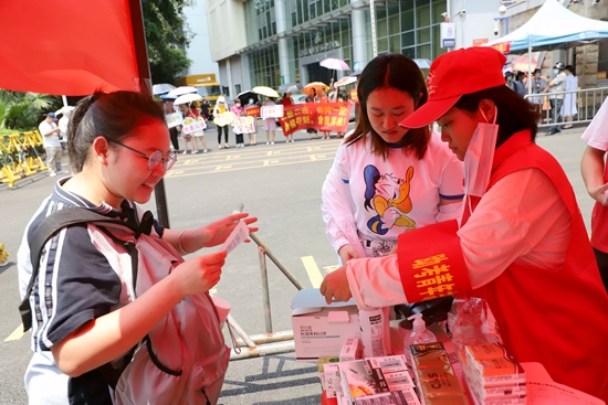 志願者為考生送上愛心口罩。黃海帆攝