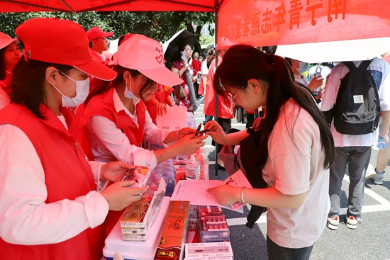 志願者為考生提供考試用品。黃海帆攝
