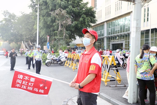 志願者協助交通疏導。黃海帆攝