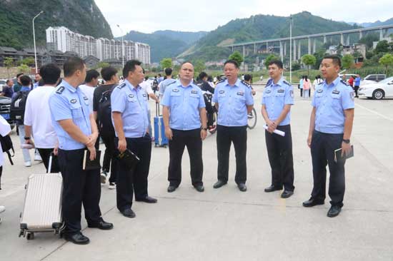 凌云县公安局圆满完成2021年高考安保工作任务