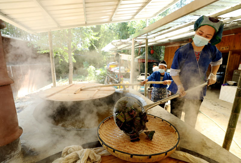 女工們正在將煮好的粽子盛出鍋。吳練勛攝