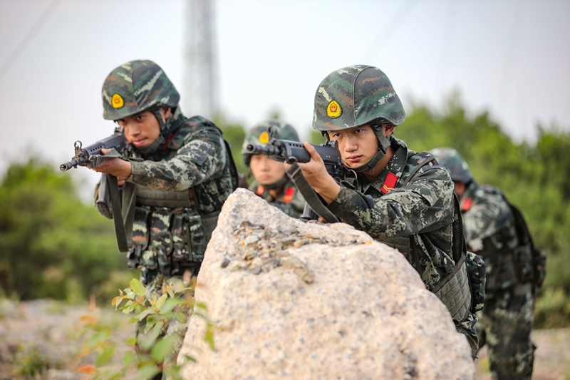 官兵進行戰術訓練。