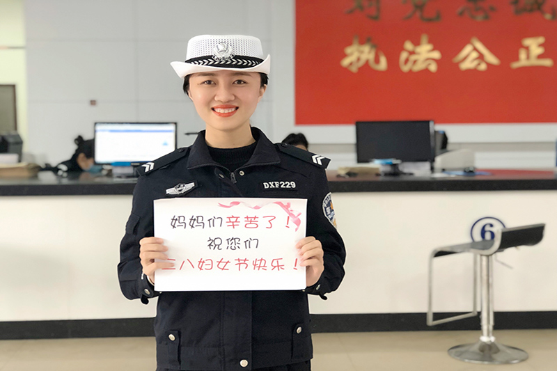 东兴女交警尽显巾帼风采