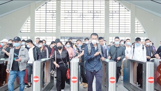 防城港北站旅客有序檢票進站乘車。甘璐攝