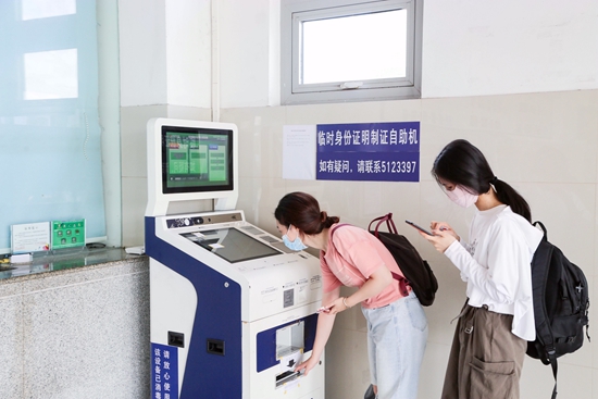 旅客使用”警e郵“三合一自助設備打印臨時身份証。吳柯榮攝