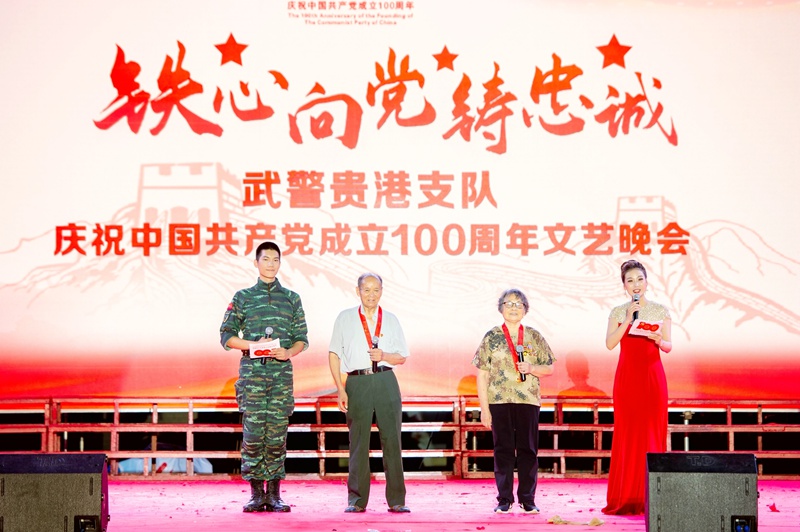老黨員為新一代寄語。