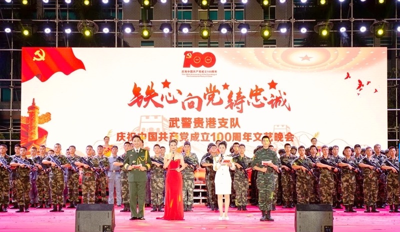 演員們合唱《人民軍隊忠於黨》。