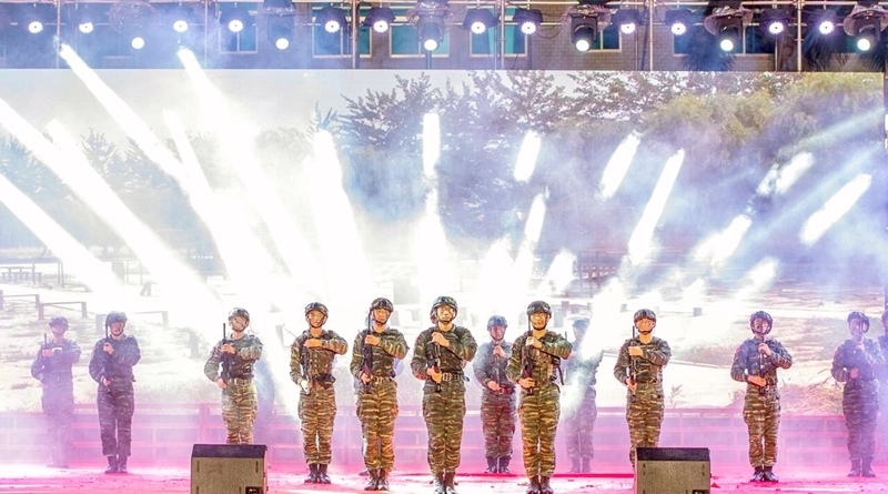 演員表演舞蹈《強軍路上》。