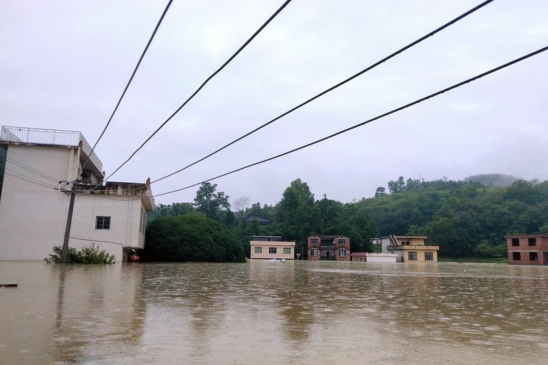 強降雨導致廣西河池市南丹縣月裡鎮多地發生嚴重內澇，房屋被淹。
